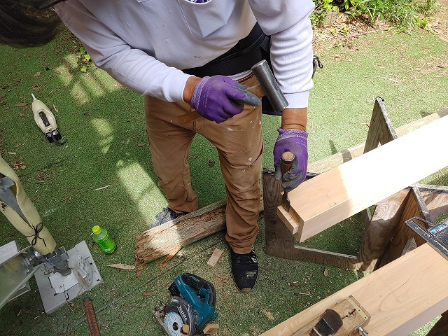 ノミを使用して桧柱の加工